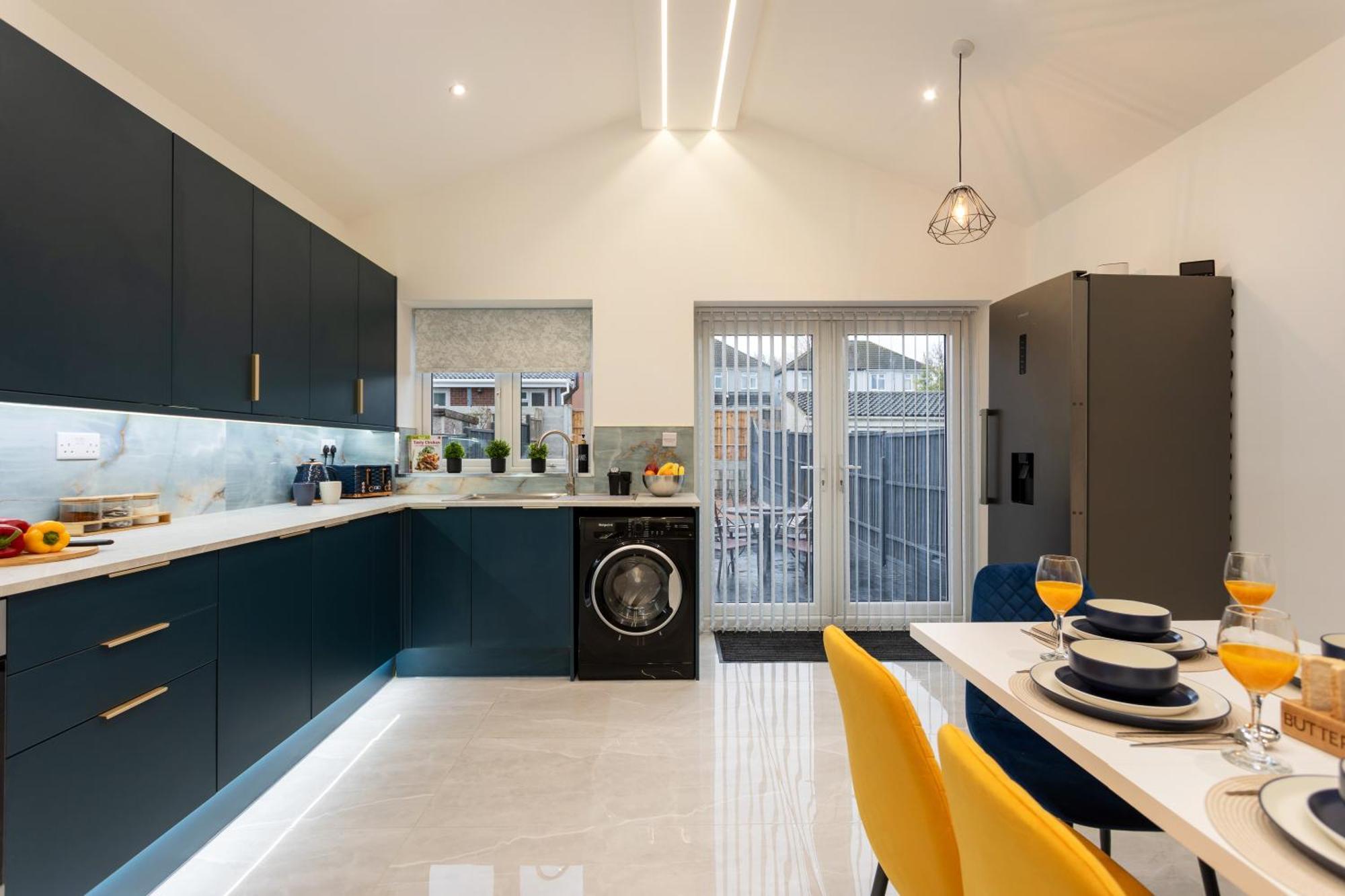Contractors, Corporate Clients, Insurance Clients - Free Wi-Fi, Free Parking, Sleeps 8 Holiday home