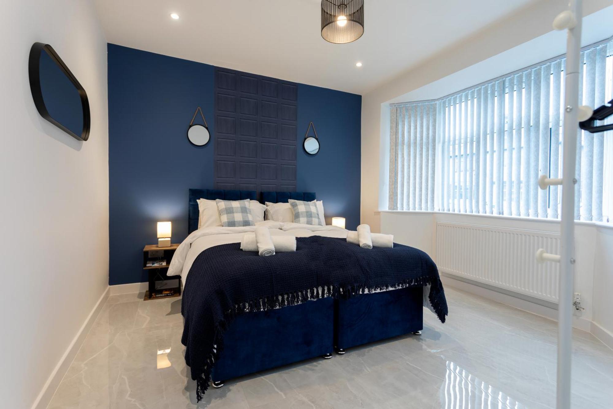 Contractors, Corporate Clients, Insurance Clients - Free Wi-Fi, Free Parking, Sleeps 8 Holiday home *