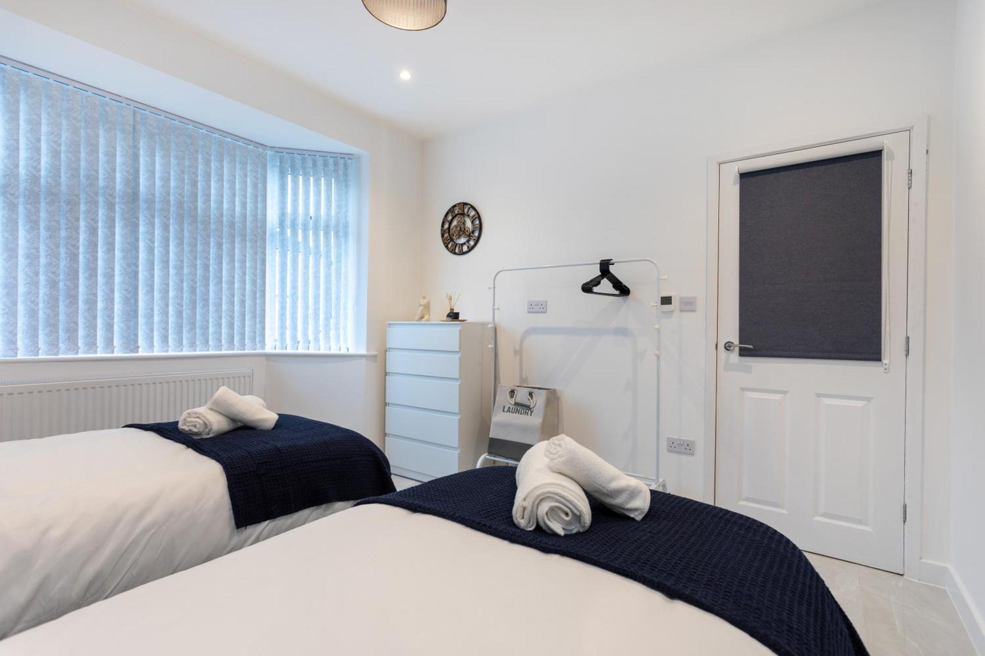 Contractors, Corporate Clients, Insurance Clients - Free Wi-Fi, Free Parking, Sleeps 8 *