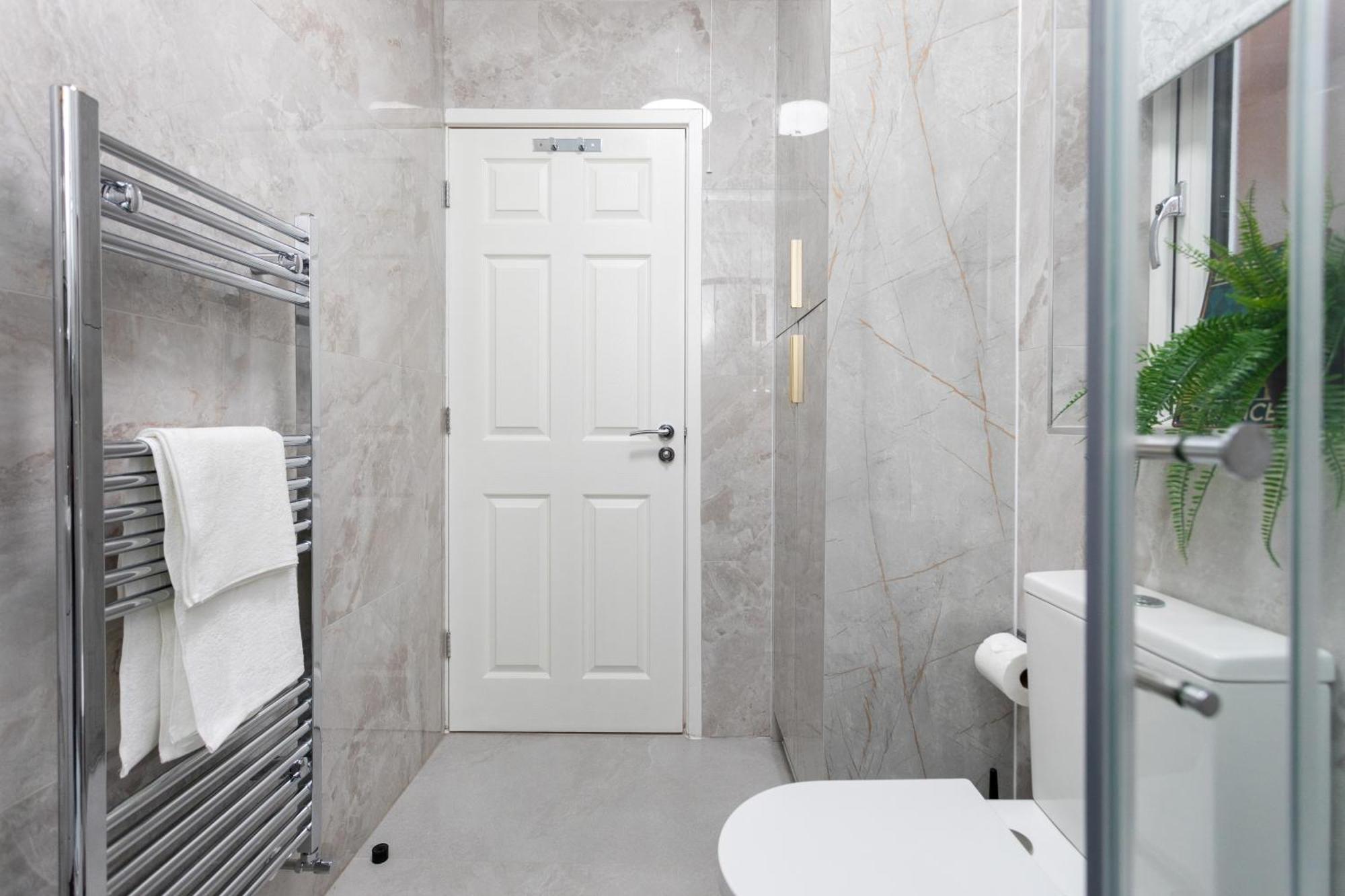 Contractors, Corporate Clients, Insurance Clients - Free Wi-Fi, Free Parking, Sleeps 8 Leicester