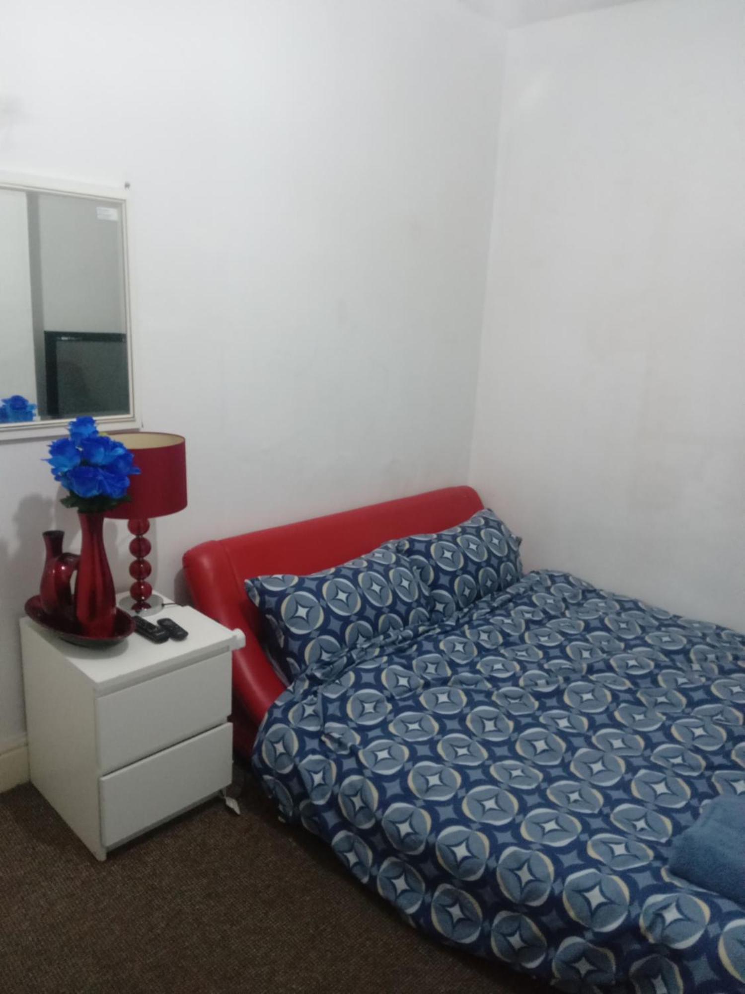 Three Double Bedrooms With Share Bathroom At La Belle Meuniere Leicester