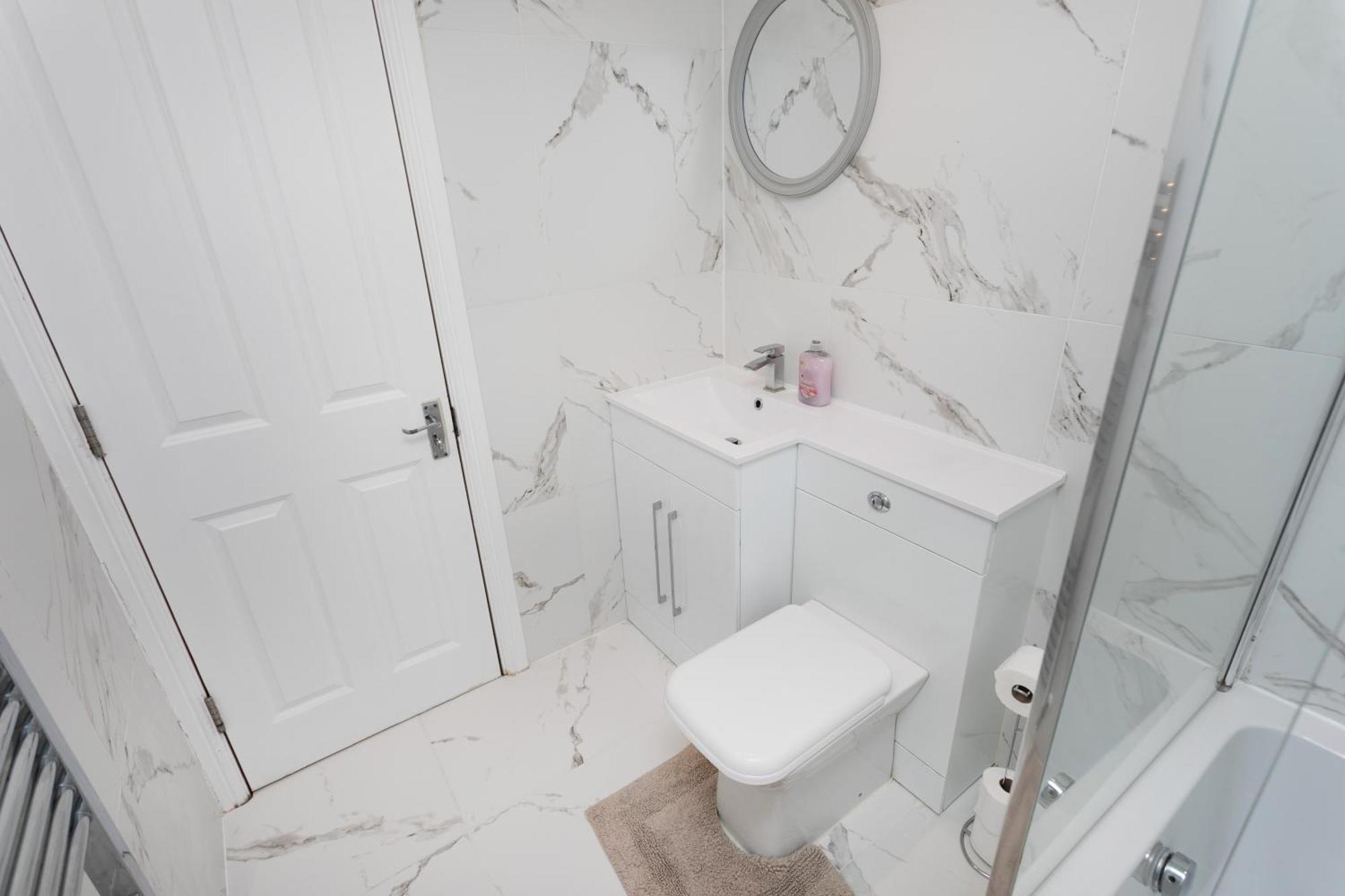 5 Bedroom 3 Bathroom Parking Contractors Relocations Families