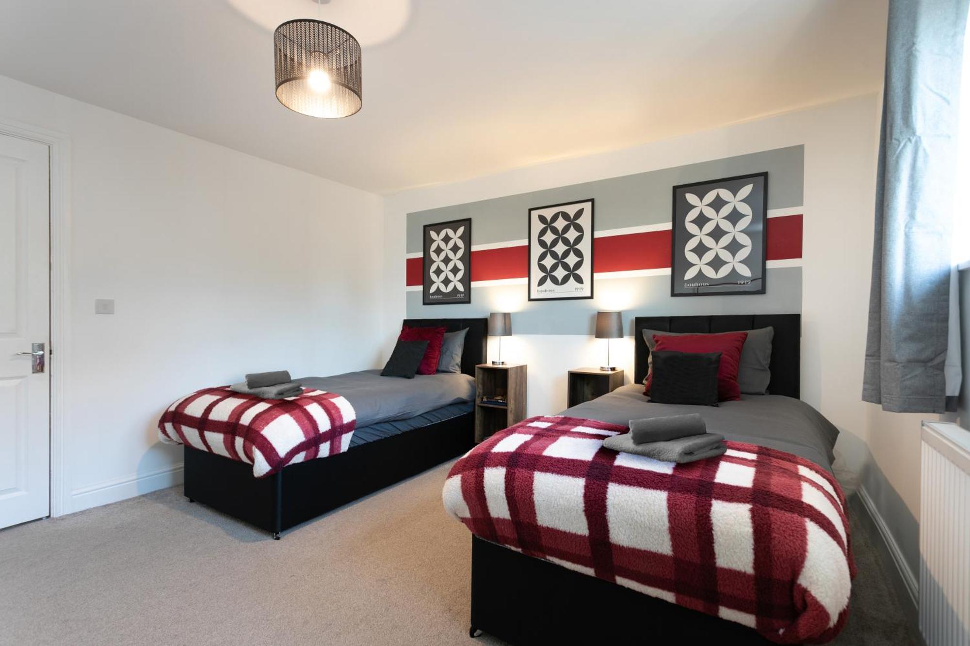 5 Bedroom 3 Bathroom Parking Contractors Relocations Families Holiday home Leicester