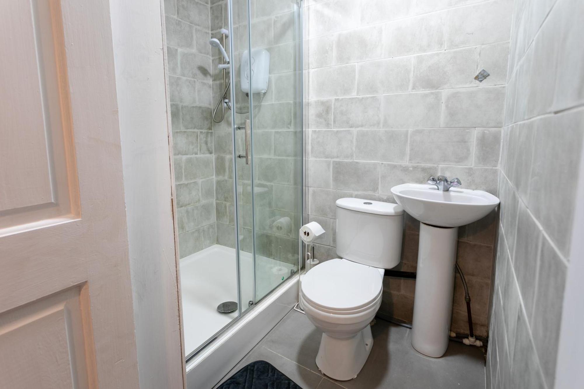 5 Bedroom 3 Bathroom Parking Contractors Relocations Families