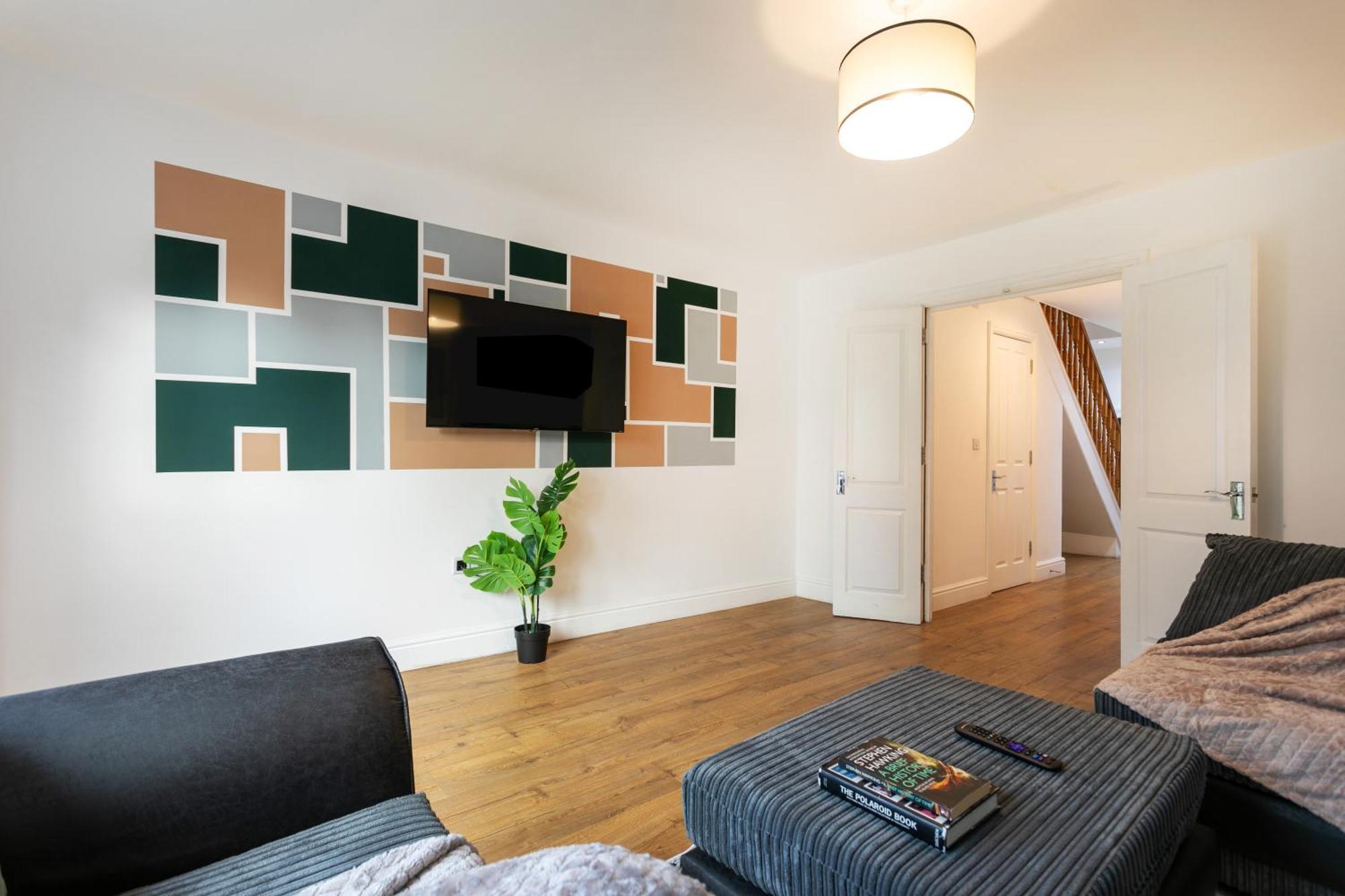 5 Bedroom 3 Bathroom Parking Contractors Relocations Families Holiday home Leicester