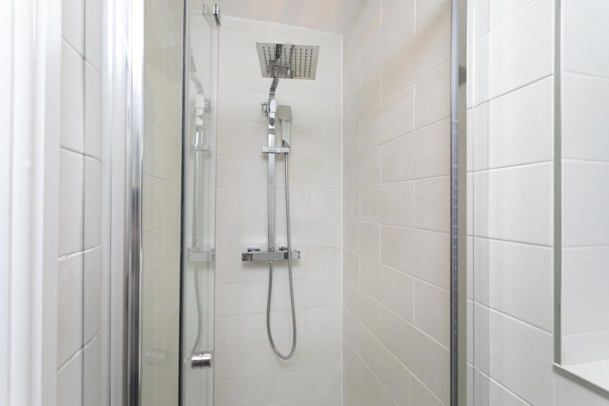 5 Bedroom 3 Bathroom Parking Contractors Relocations Families Holiday home Leicester