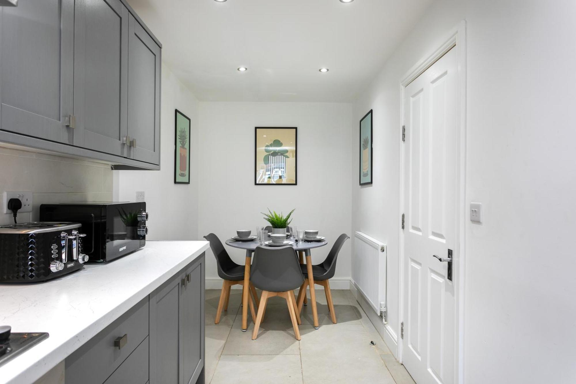 Holiday home 5 Bedroom 3 Bathroom Parking Contractors Relocations Families Leicester