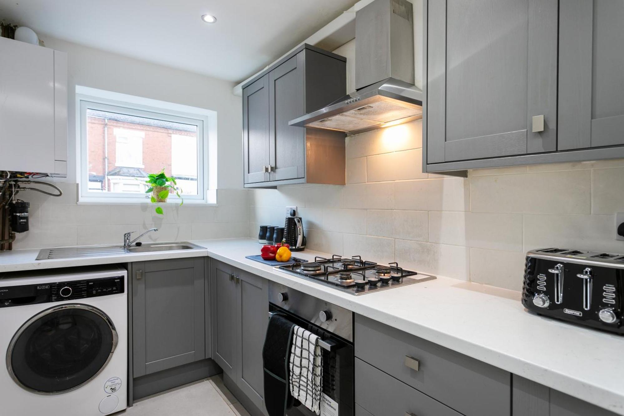 5 Bedroom 3 Bathroom Parking Contractors Relocations Families Holiday home Leicester