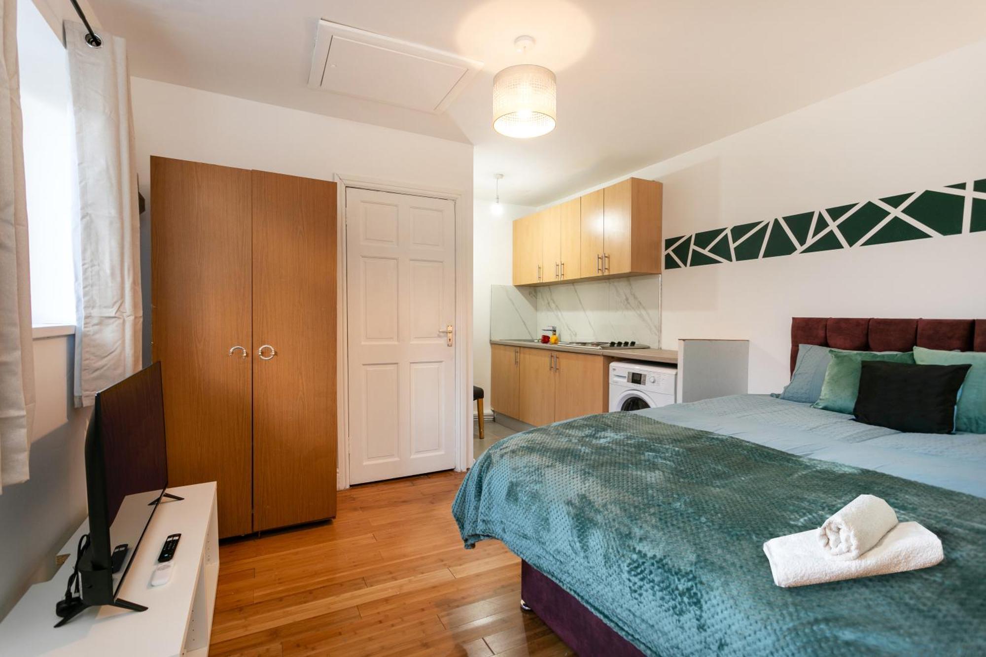 5 Bedroom 3 Bathroom Parking Contractors Relocations Families
