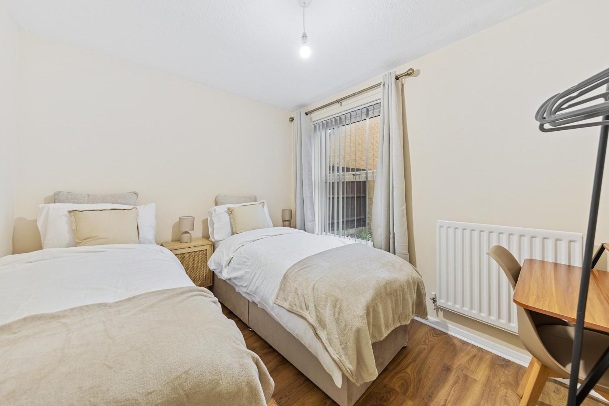 Perfect For Groups & Contractors, 4br, Sleeps 9, Fast Wifi & Smart Tv, M1 & M69, Garden, Long Welcome *