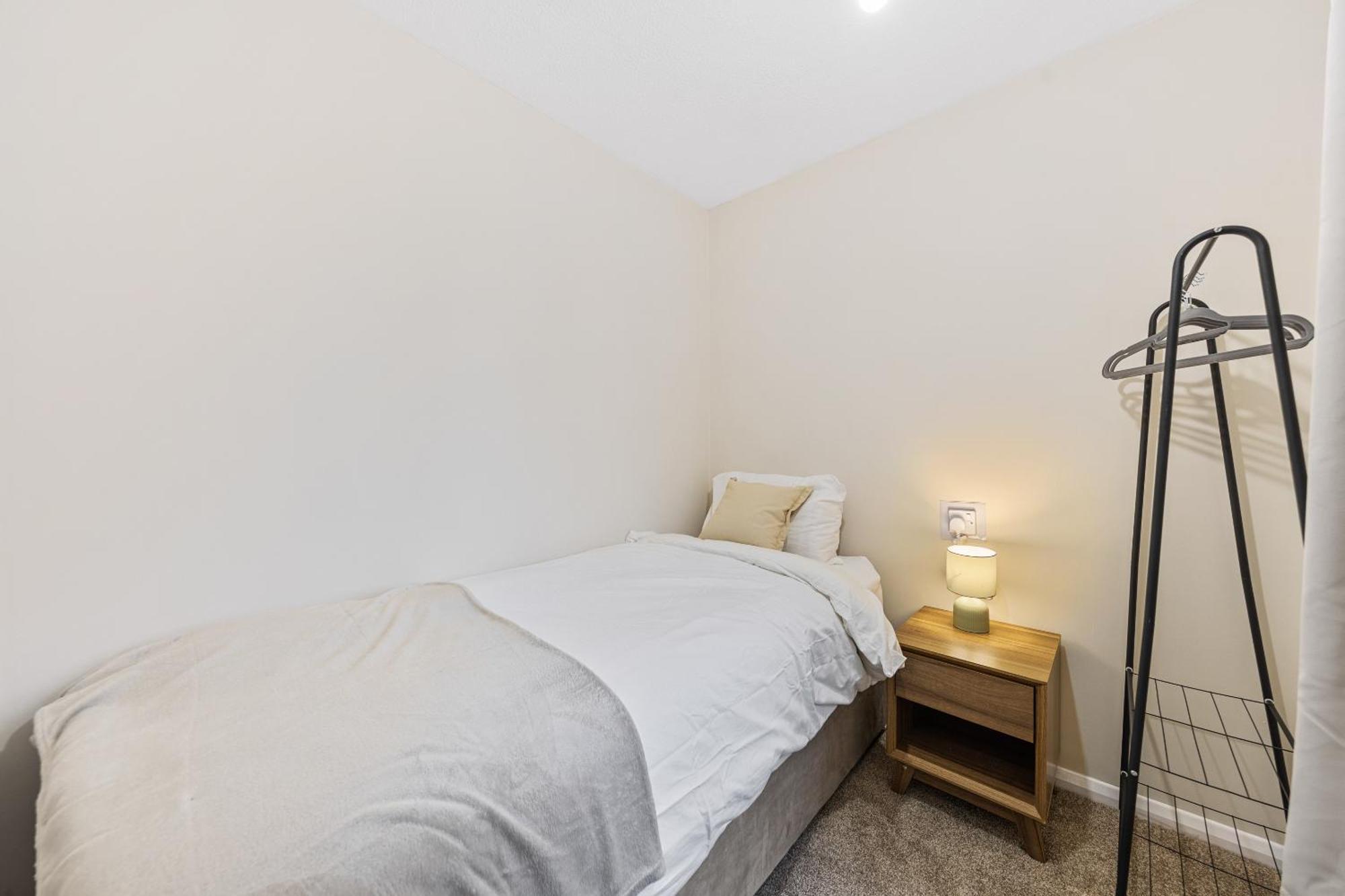 Holiday home Perfect For Groups & Contractors, 4br, Sleeps 9, Fast Wifi & Smart Tv, M1 & M69, Garden, Long Welcome *