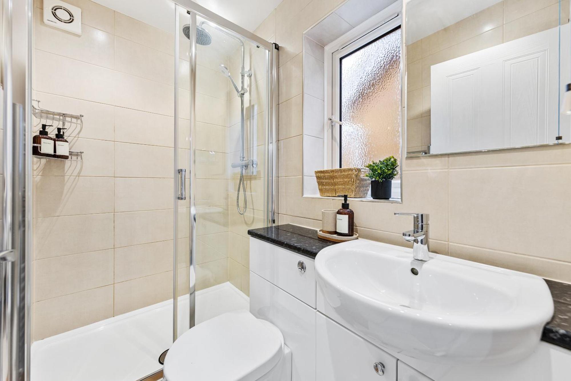 Perfect For Groups & Contractors, 4br, Sleeps 9, Fast Wifi & Smart Tv, M1 & M69, Garden, Long Welcome Holiday home *