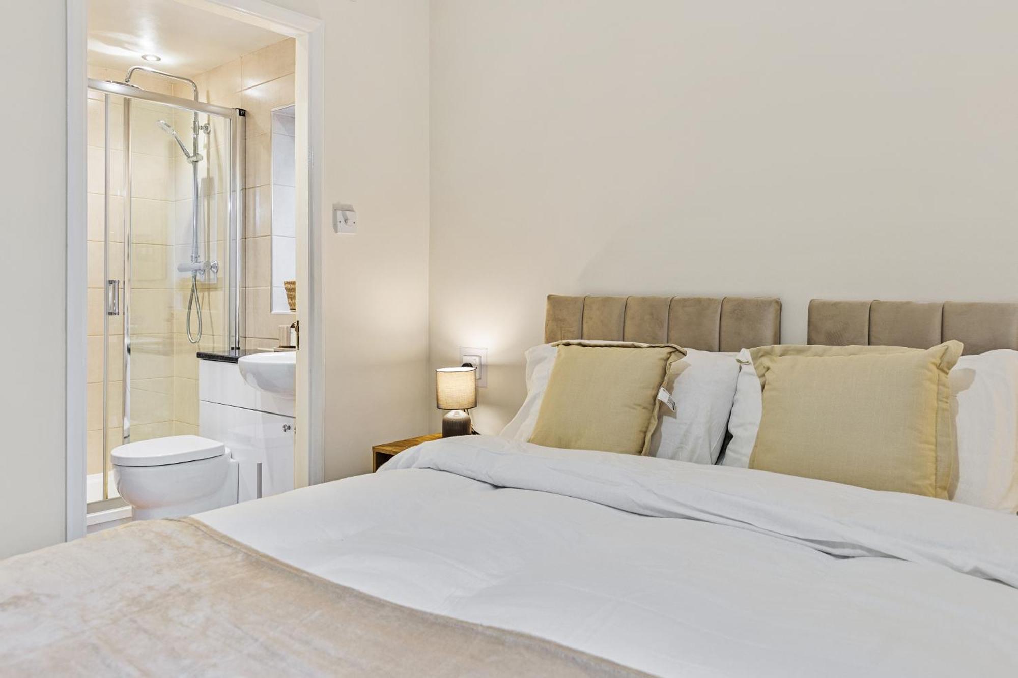 Holiday home Perfect For Groups & Contractors, 4br, Sleeps 9, Fast Wifi & Smart Tv, M1 & M69, Garden, Long Welcome *