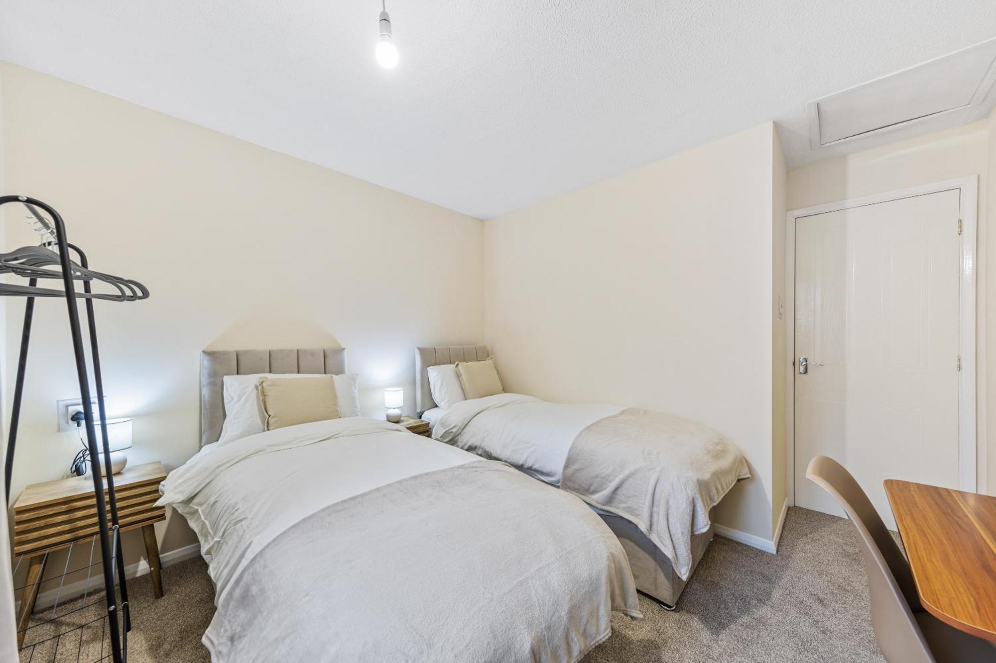 Perfect For Groups & Contractors, 4br, Sleeps 9, Fast Wifi & Smart Tv, M1 & M69, Garden, Long Welcome Leicester
