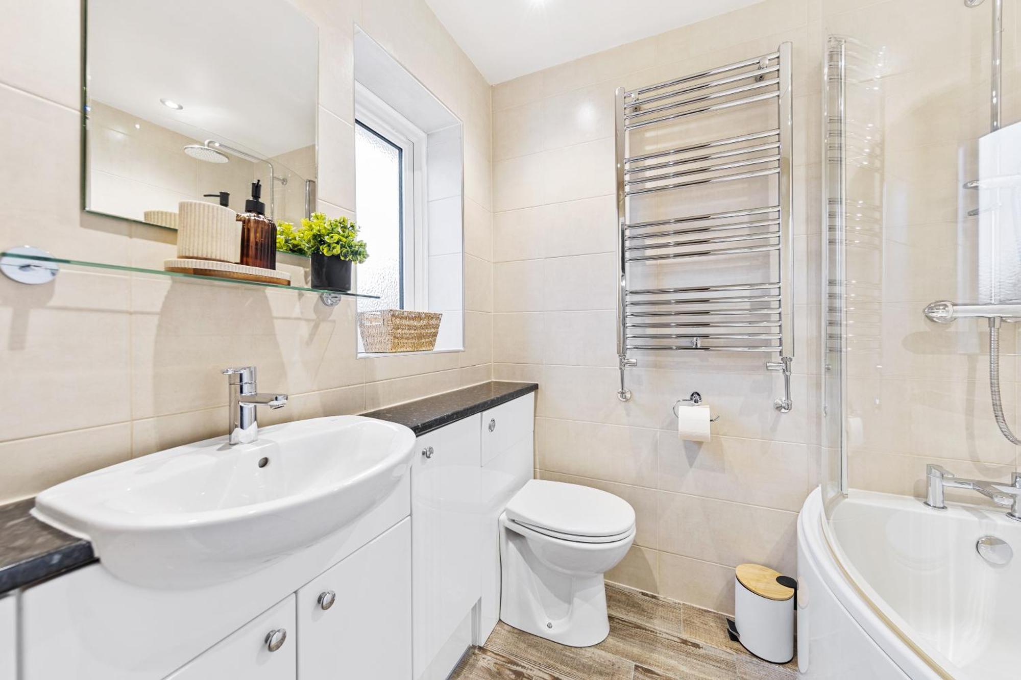 Perfect For Groups & Contractors, 4br, Sleeps 9, Fast Wifi & Smart Tv, M1 & M69, Garden, Long Welcome Holiday home Leicester
