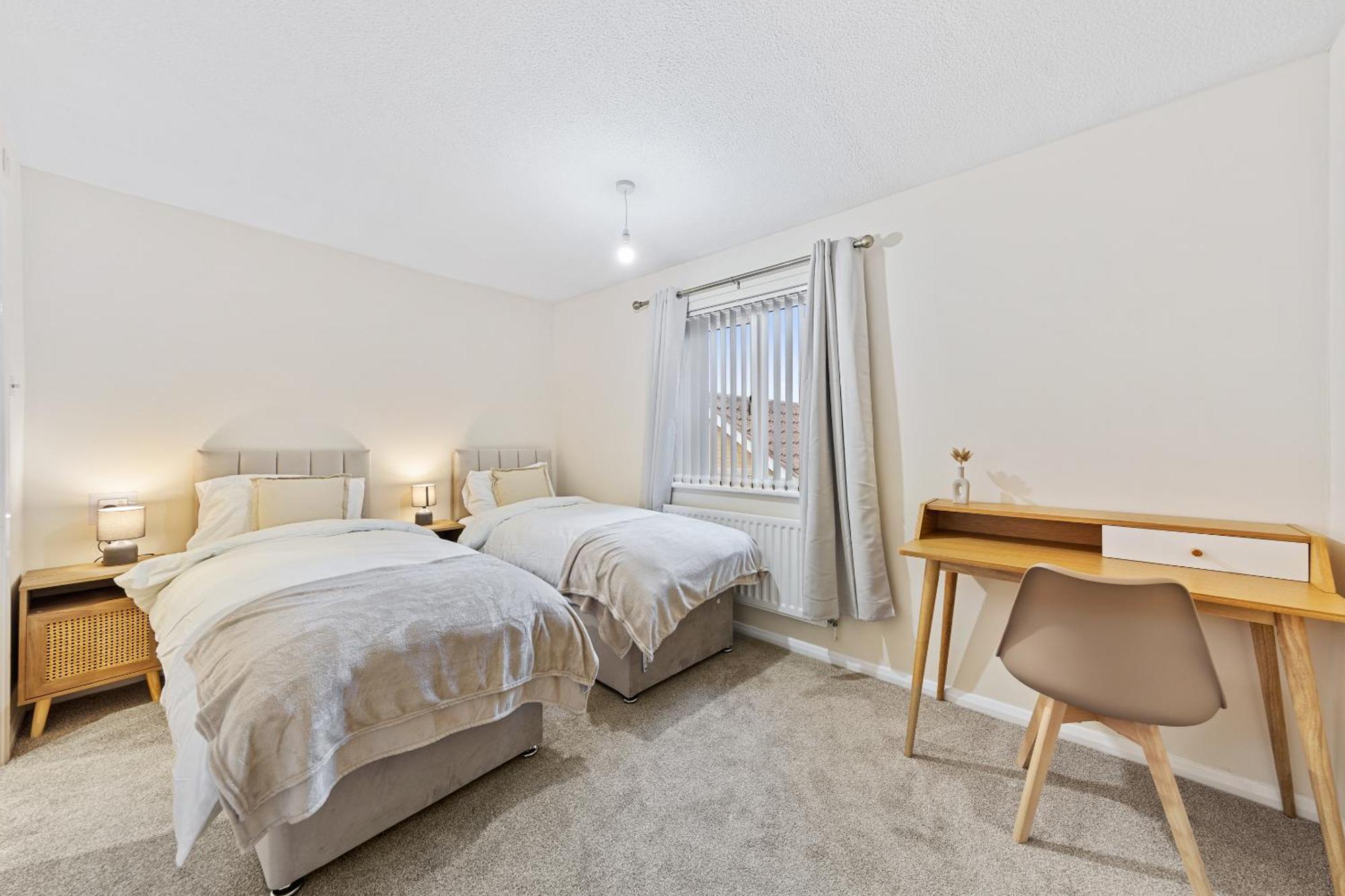 Holiday home Perfect For Groups & Contractors, 4br, Sleeps 9, Fast Wifi & Smart Tv, M1 & M69, Garden, Long Welcome *