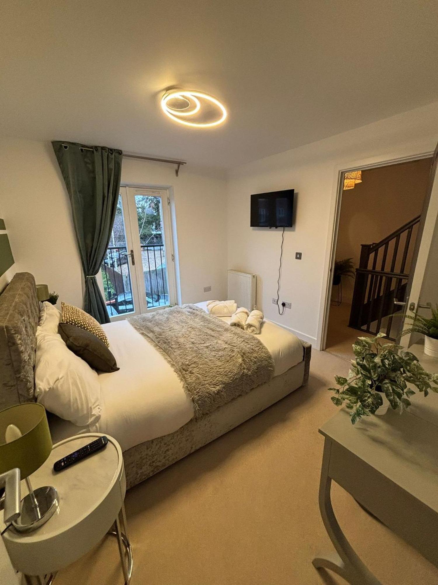 Modern From At Elm Tree House Holiday home Leicester