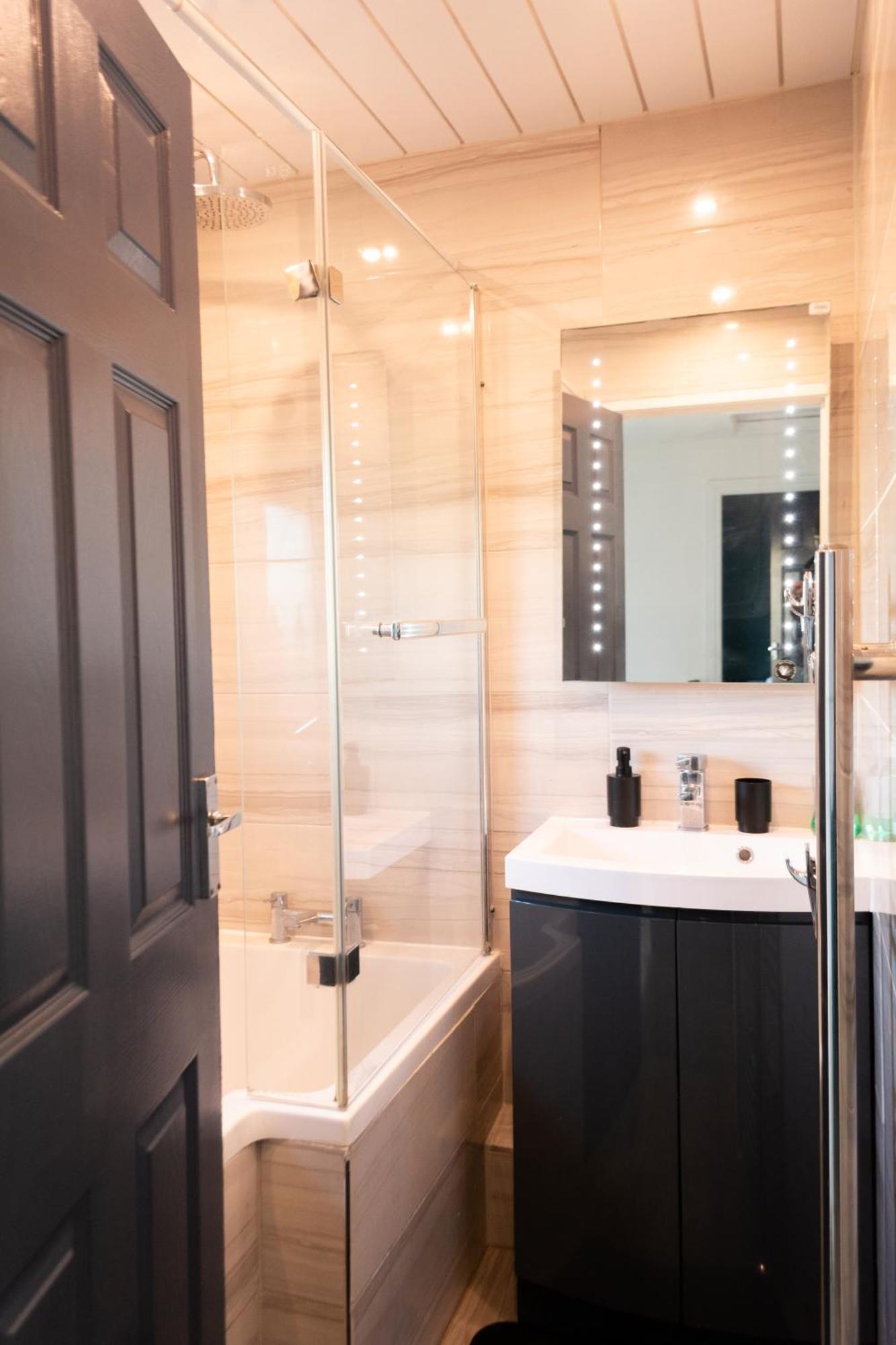 Holiday home 3 Bedrooms Homely House Sleeps Seven Comfortably With Three Double Beds And One Single Bed Free Parking On Private Drive For Upto 3 Cars Vans For Business Travellers Contractors And Goers Near Major Transport Links *