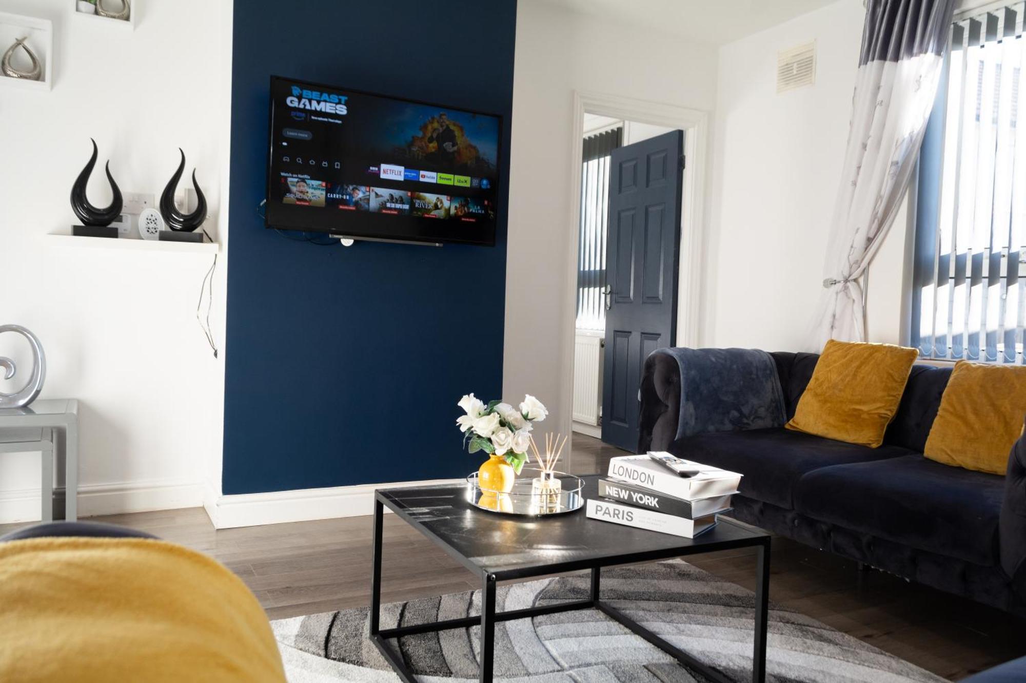 3 Bedrooms Homely House Sleeps Seven Comfortably With Three Double Beds And One Single Bed Free Parking On Private Drive For Upto 3 Cars Vans For Business Travellers Contractors And Goers Near Major Transport Links *