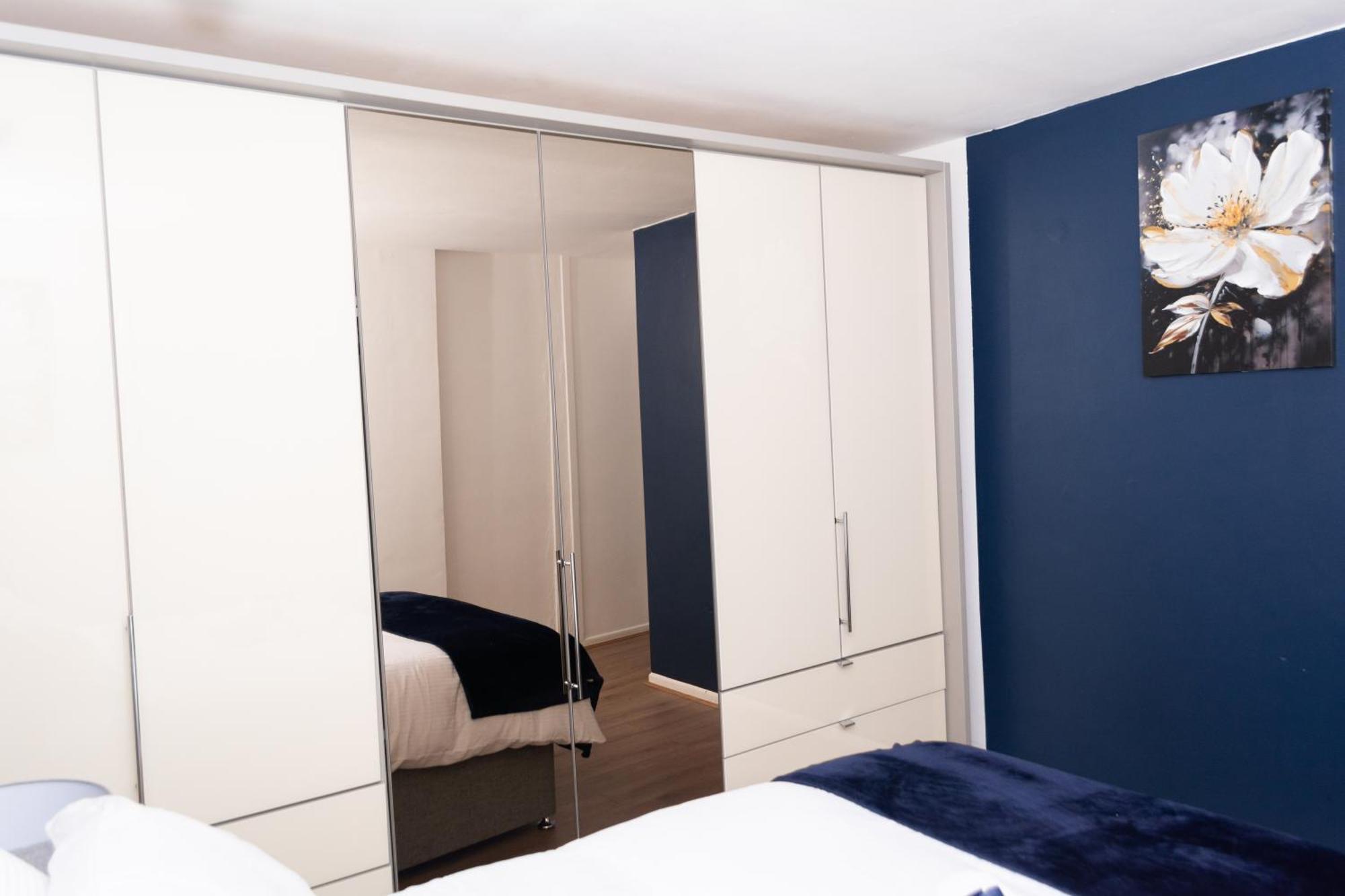 3 Bedrooms Homely House Sleeps Seven Comfortably With Three Double Beds And One Single Bed Free Parking On Private Drive For Upto 3 Cars Vans For Business Travellers Contractors And Goers Near Major Transport Links Holiday home