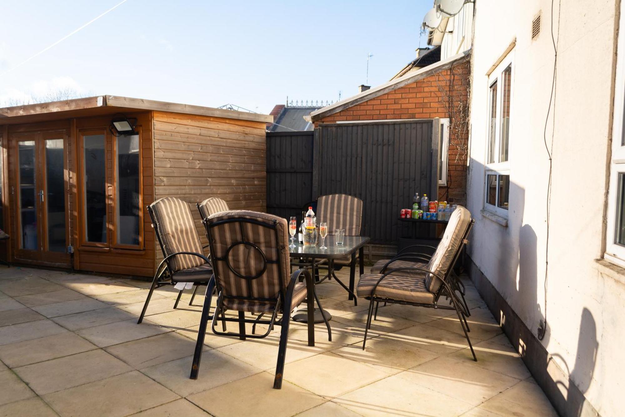 3 Bedrooms Homely House Sleeps Seven Comfortably With Three Double Beds And One Single Bed Free Parking On Private Drive For Upto 3 Cars Vans For Business Travellers Contractors And Goers Near Major Transport Links Holiday home *