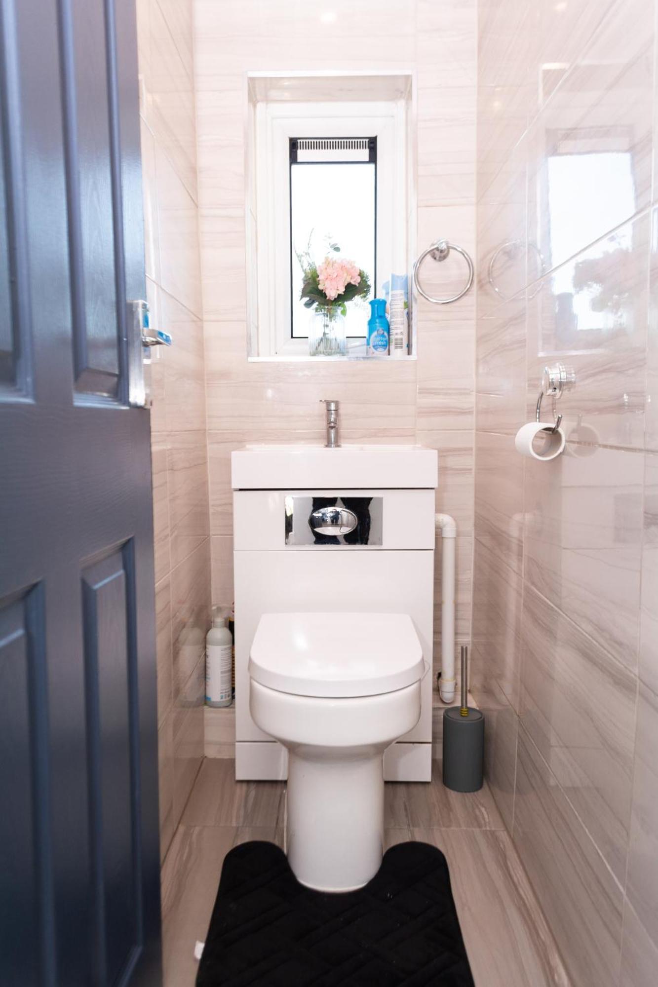 3 Bedrooms Homely House Sleeps Seven Comfortably With Three Double Beds And One Single Bed Free Parking On Private Drive For Upto 3 Cars Vans For Business Travellers Contractors And Goers Near Major Transport Links * Leicester