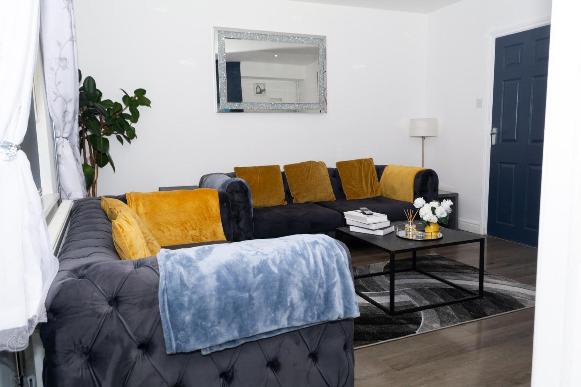 3 Bedrooms Homely House Sleeps Seven Comfortably With Three Double Beds And One Single Bed Free Parking On Private Drive For Upto 3 Cars Vans For Business Travellers Contractors And Goers Near Major Transport Links