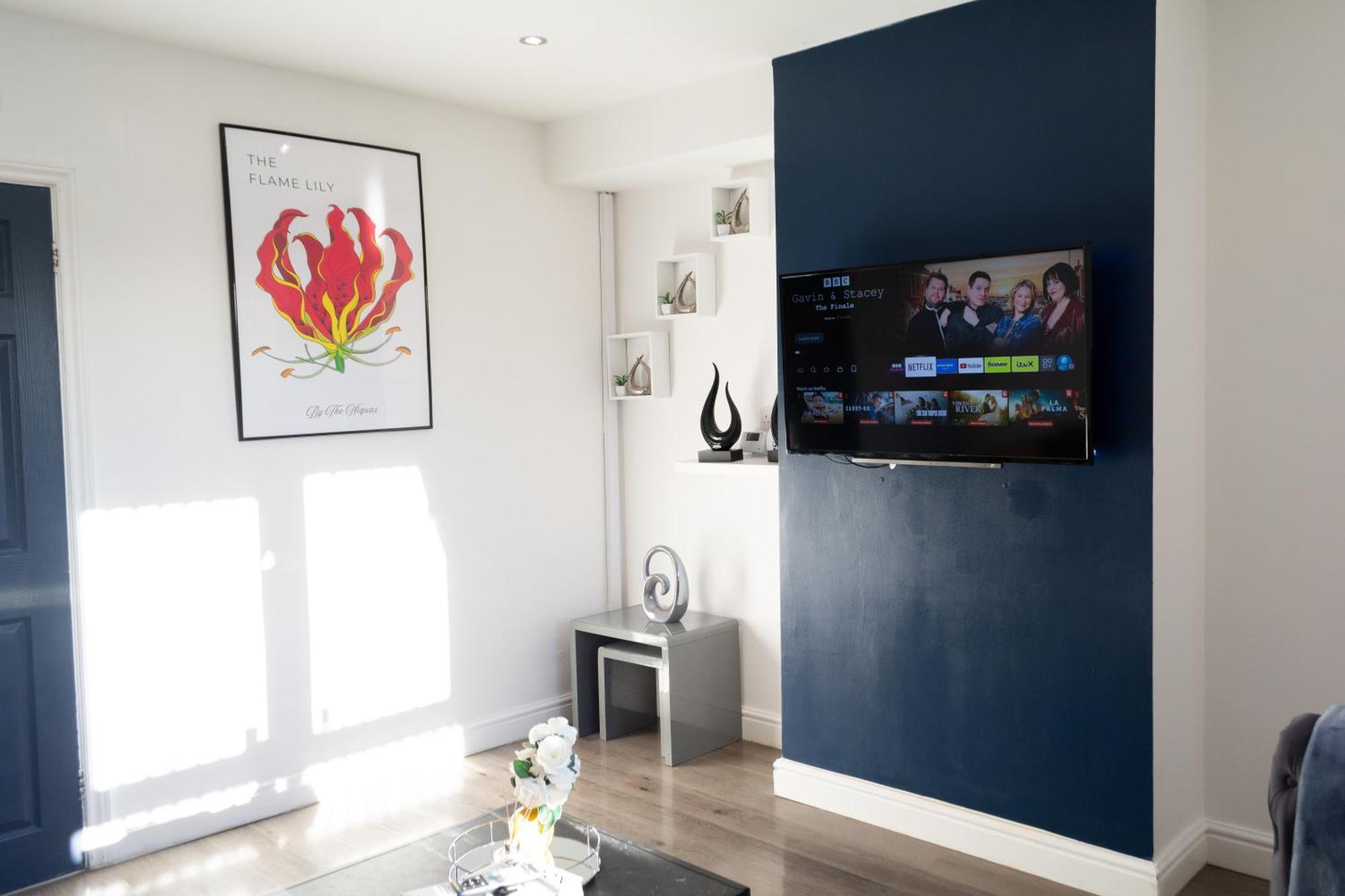 3 Bedrooms Homely House Sleeps Seven Comfortably With Three Double Beds And One Single Bed Free Parking On Private Drive For Upto 3 Cars Vans For Business Travellers Contractors And Goers Near Major Transport Links Leicester