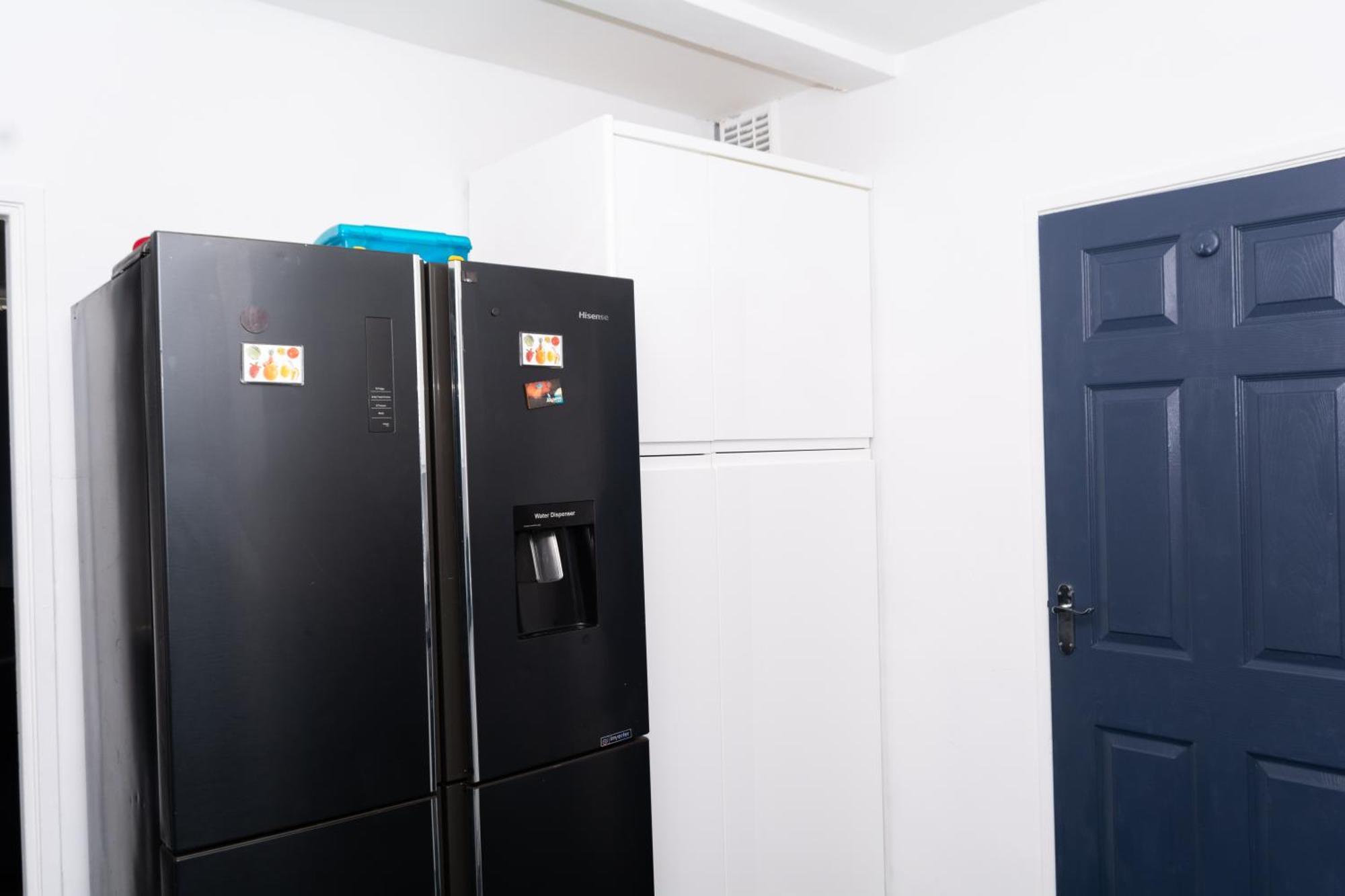Holiday home 3 Bedrooms Homely House Sleeps Seven Comfortably With Three Double Beds And One Single Bed Free Parking On Private Drive For Upto 3 Cars Vans For Business Travellers Contractors And Goers Near Major Transport Links Leicester