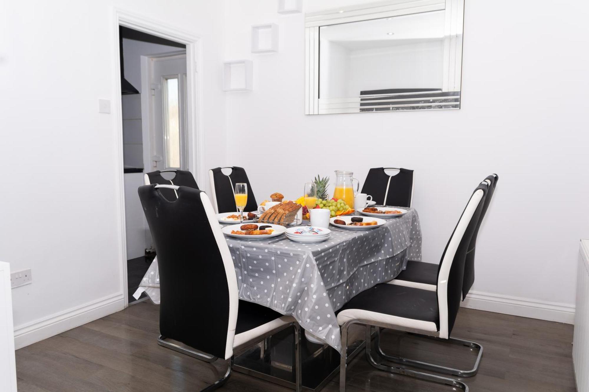3 Bedrooms Homely House Sleeps Seven Comfortably With Three Double Beds And One Single Bed Free Parking On Private Drive For Upto 3 Cars Vans For Business Travellers Contractors And Goers Near Major Transport Links Holiday home *