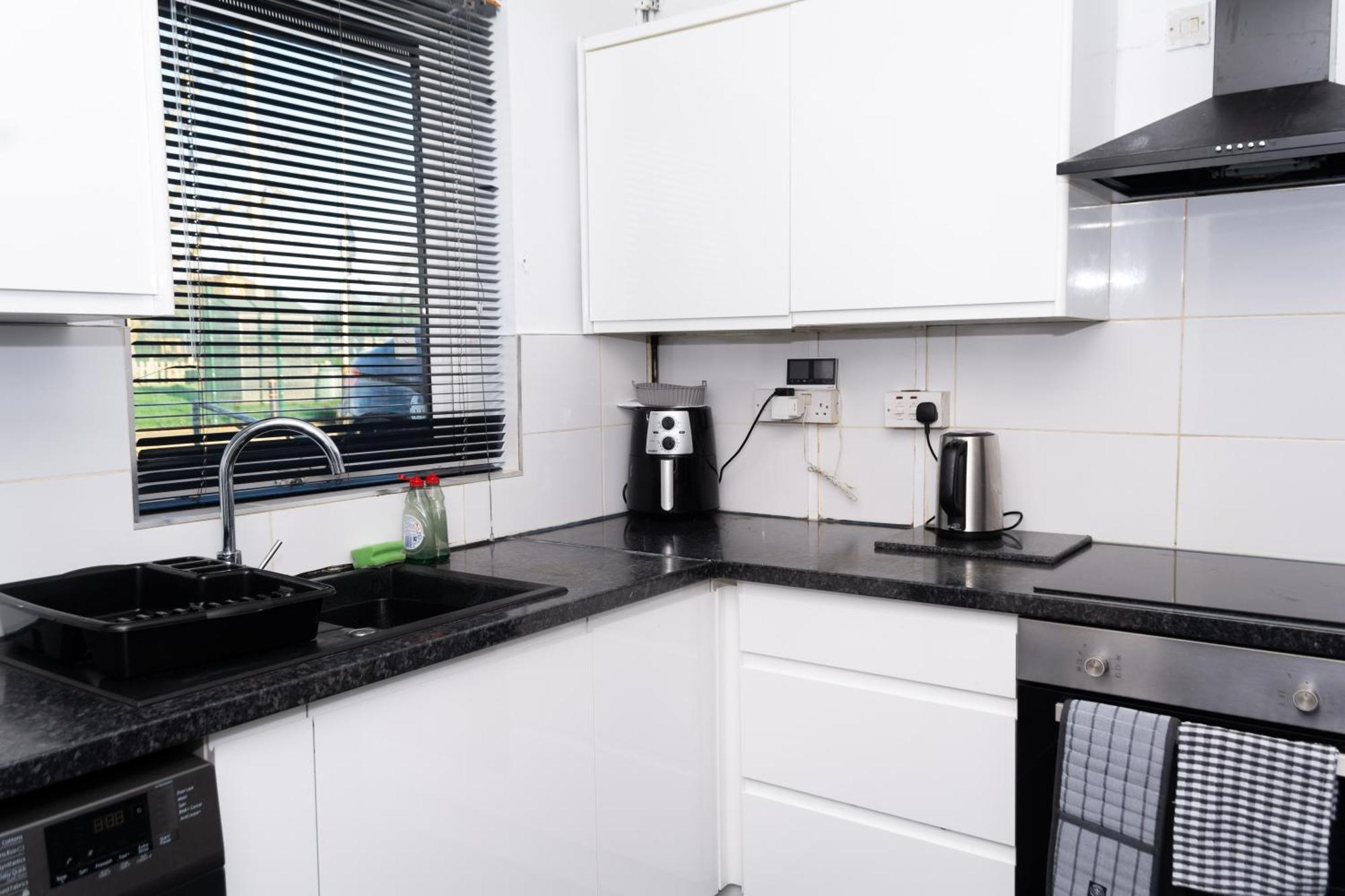 Holiday home 3 Bedrooms Homely House Sleeps Seven Comfortably With Three Double Beds And One Single Bed Free Parking On Private Drive For Upto 3 Cars Vans For Business Travellers Contractors And Goers Near Major Transport Links *