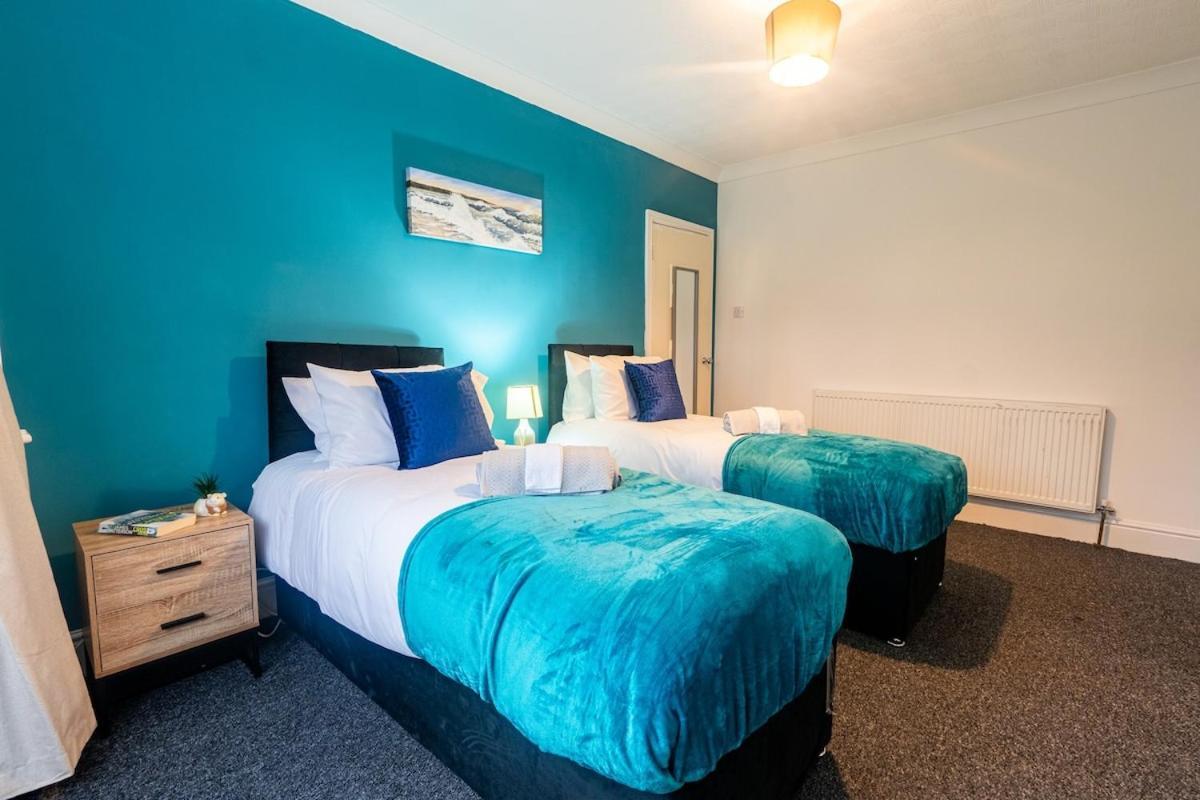 Spacious 4 Bed For Large Groups And Contractors - Sleeps 7 Holiday home