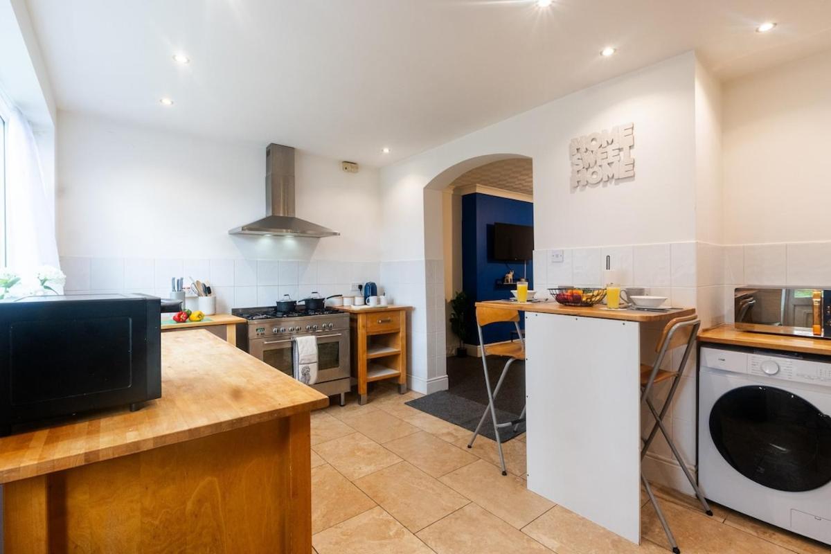 Spacious 4 Bed For Large Groups And Contractors - Sleeps 7 Holiday home *