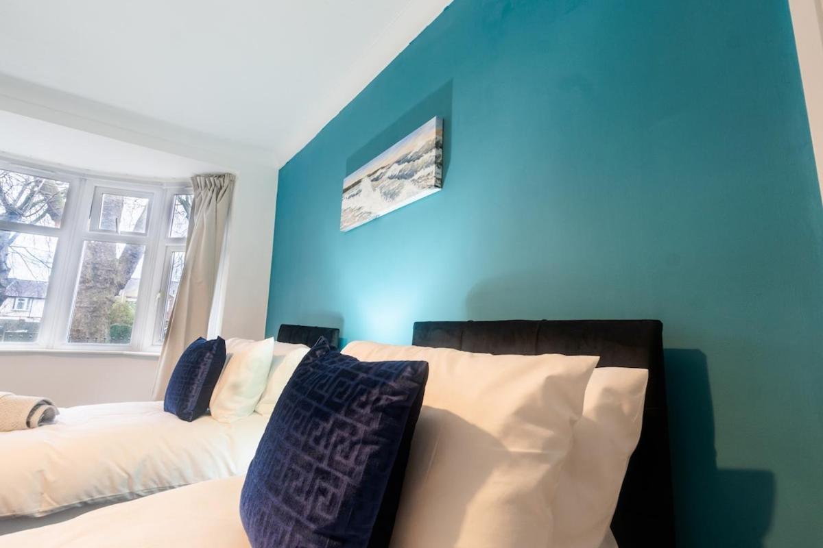 Spacious 4 Bed For Large Groups And Contractors - Sleeps 7 Holiday home Leicester