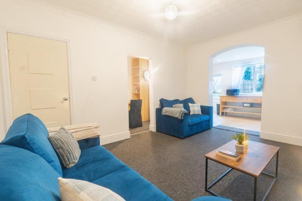 Spacious 4 Bed For Large Groups And Contractors - Sleeps 7