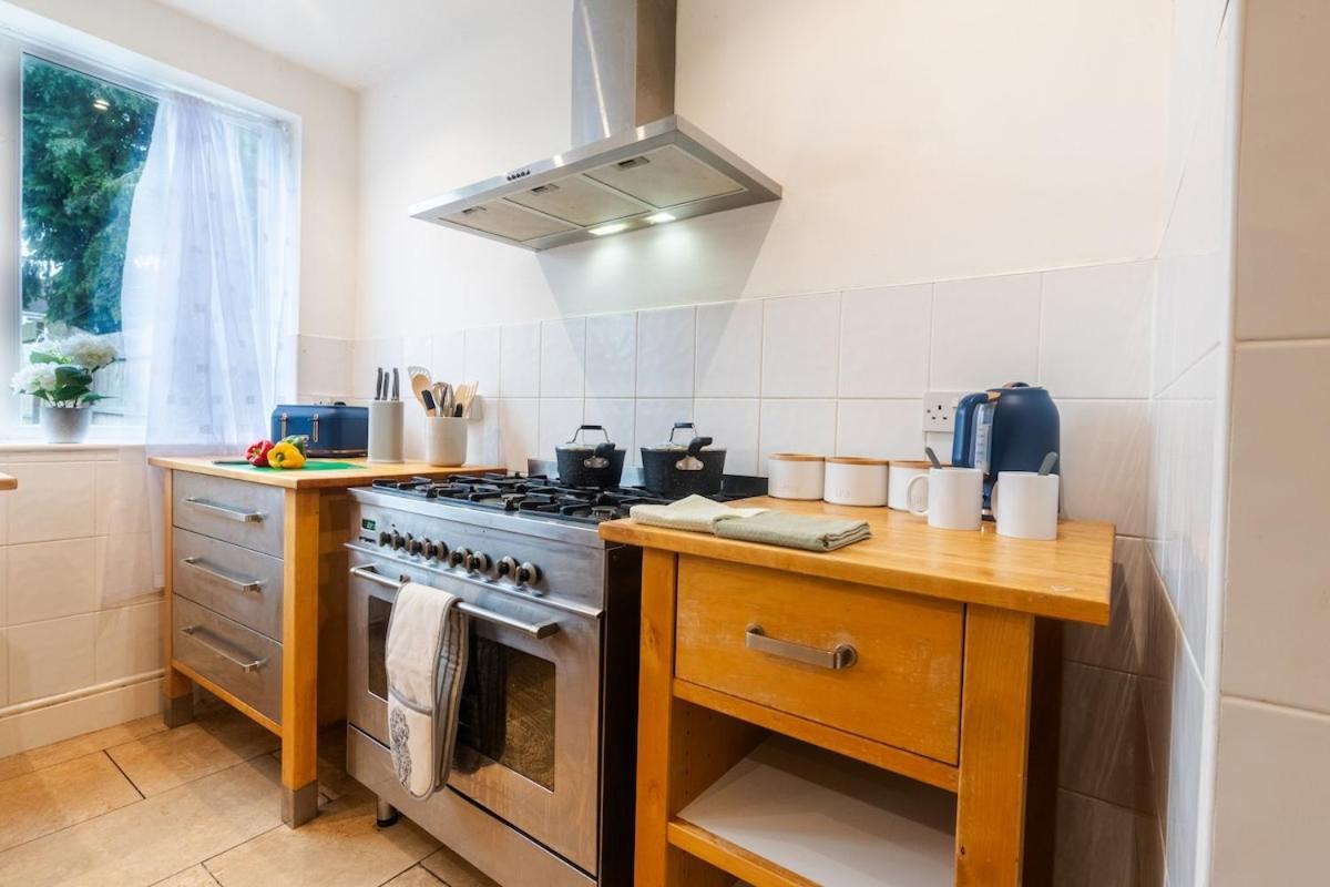Holiday home Spacious 4 Bed For Large Groups And Contractors - Sleeps 7 *