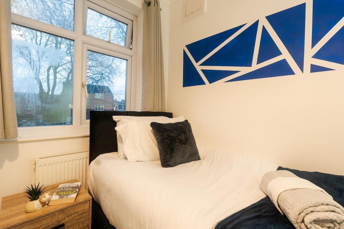 Spacious 4 Bed For Large Groups And Contractors - Sleeps 7 Holiday home