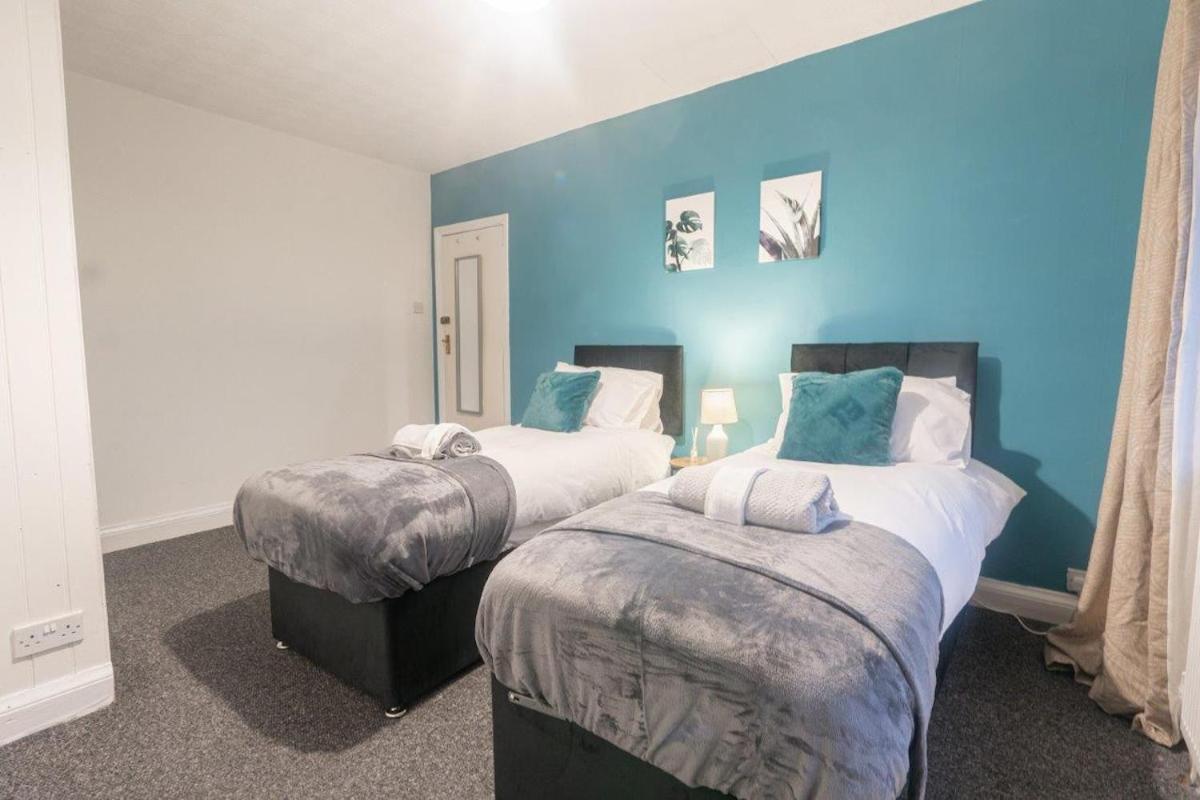 Holiday home Spacious 4 Bed For Large Groups And Contractors - Sleeps 7 *