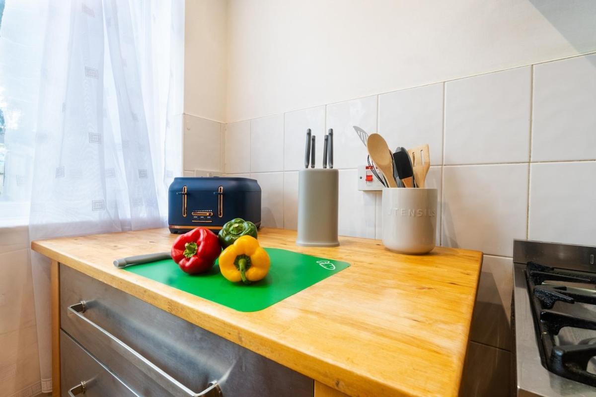 Spacious 4 Bed For Large Groups And Contractors - Sleeps 7 Holiday home Leicester