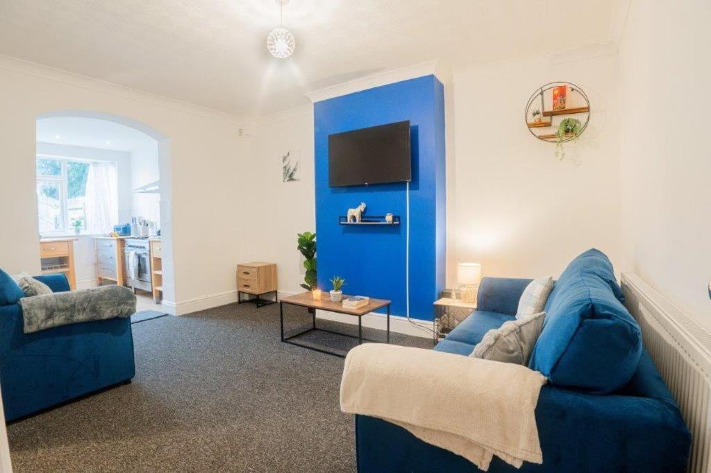 Spacious 4 Bed For Large Groups And Contractors - Sleeps 7 Holiday home