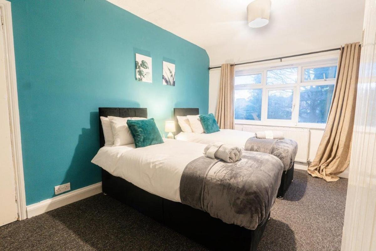 Spacious 4 Bed For Large Groups And Contractors - Sleeps 7 Holiday home *