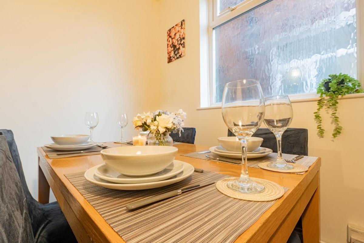 Spacious 4 Bed For Large Groups And Contractors - Sleeps 7 Holiday home Leicester