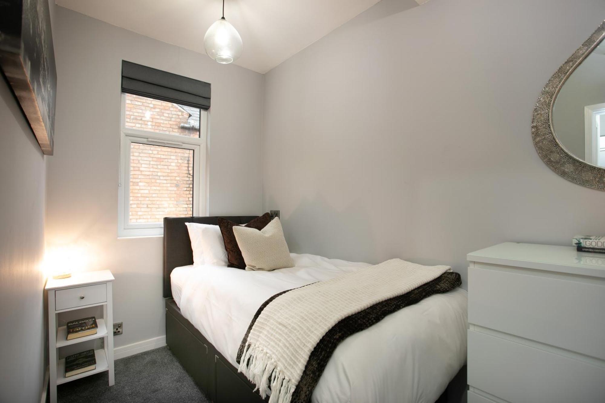 Entire Luxurious 2 Bedroom Flat Apartment *
