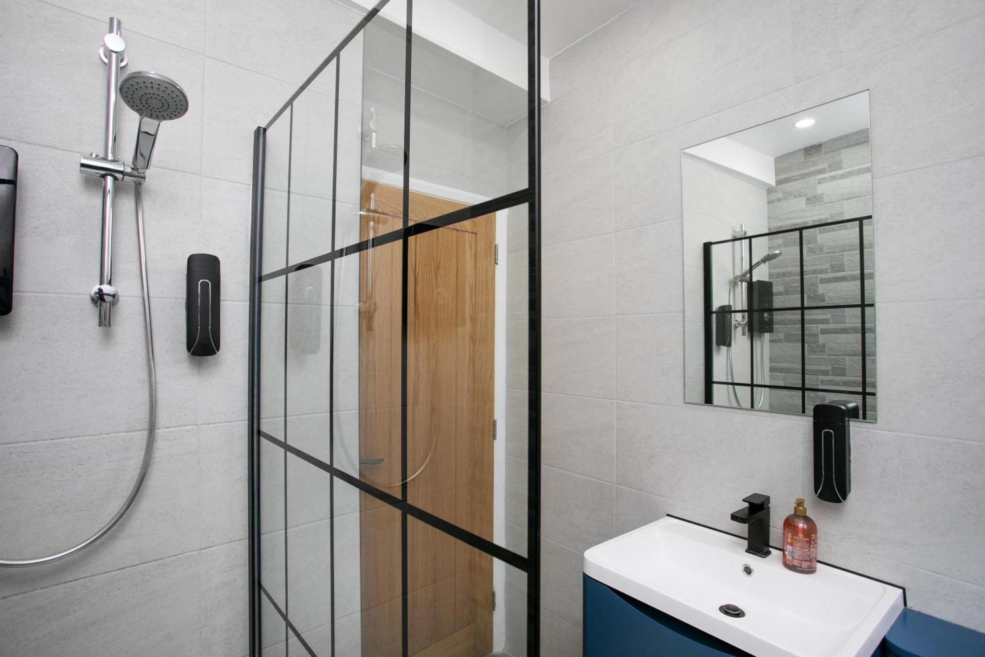 Entire Luxurious 2 Bedroom Flat Apartment