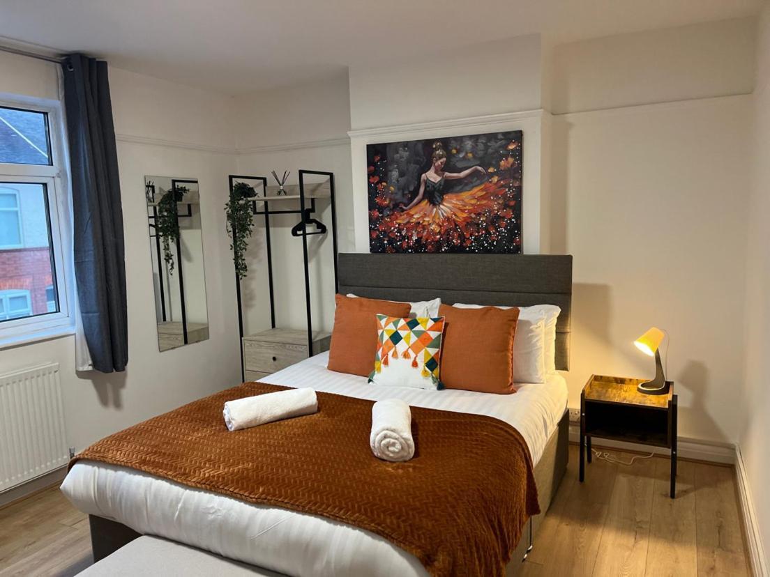 Modern Urban 4 Bedroom House With Free Parking Leicester