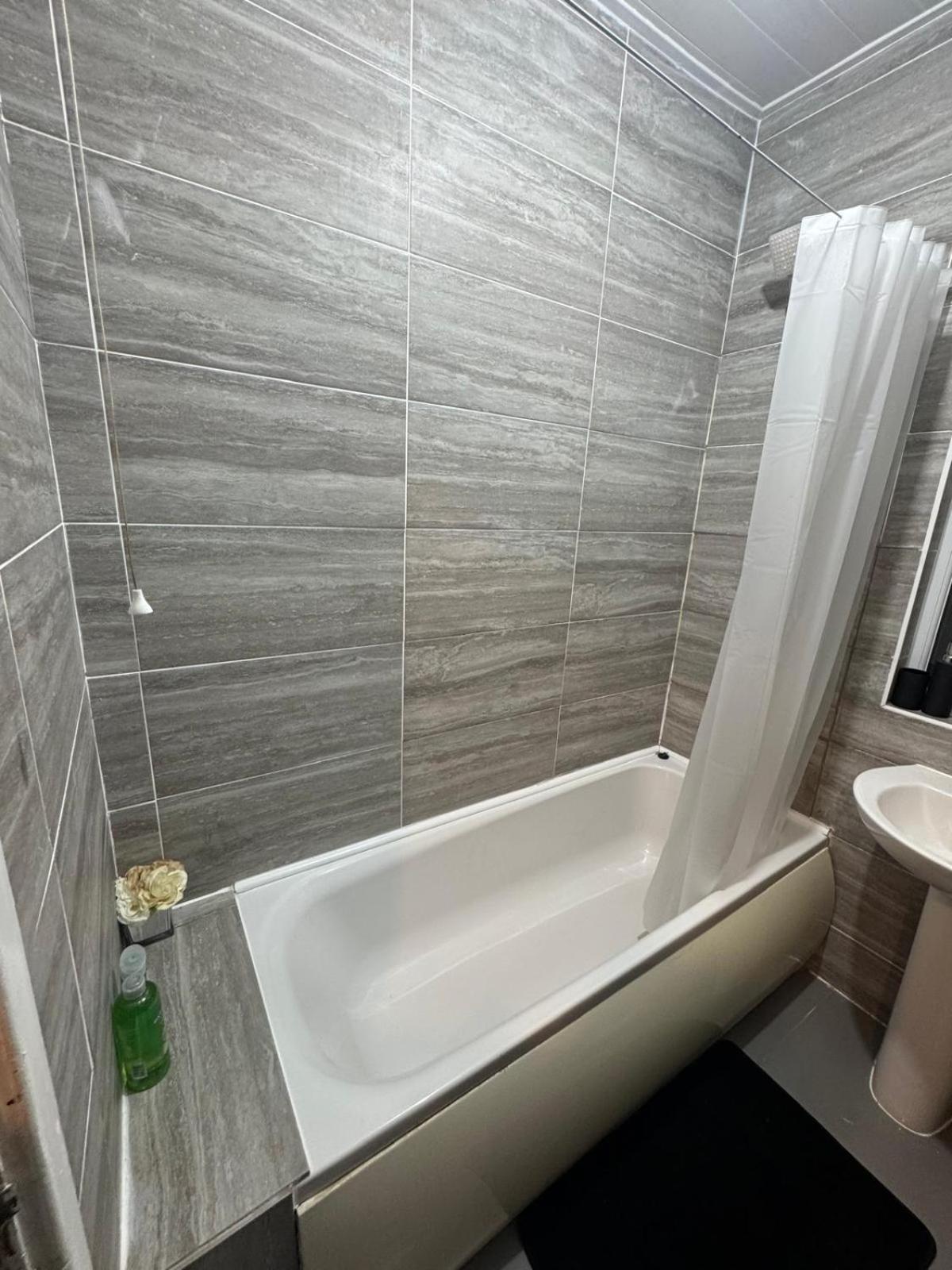 Apartment Sleeps 8 L 3 Bedroom L Last-minute Specials L New L Elegant House Near Center Sleeps 6 With Free Parking L By Zen Nights Short Lets & Serviced