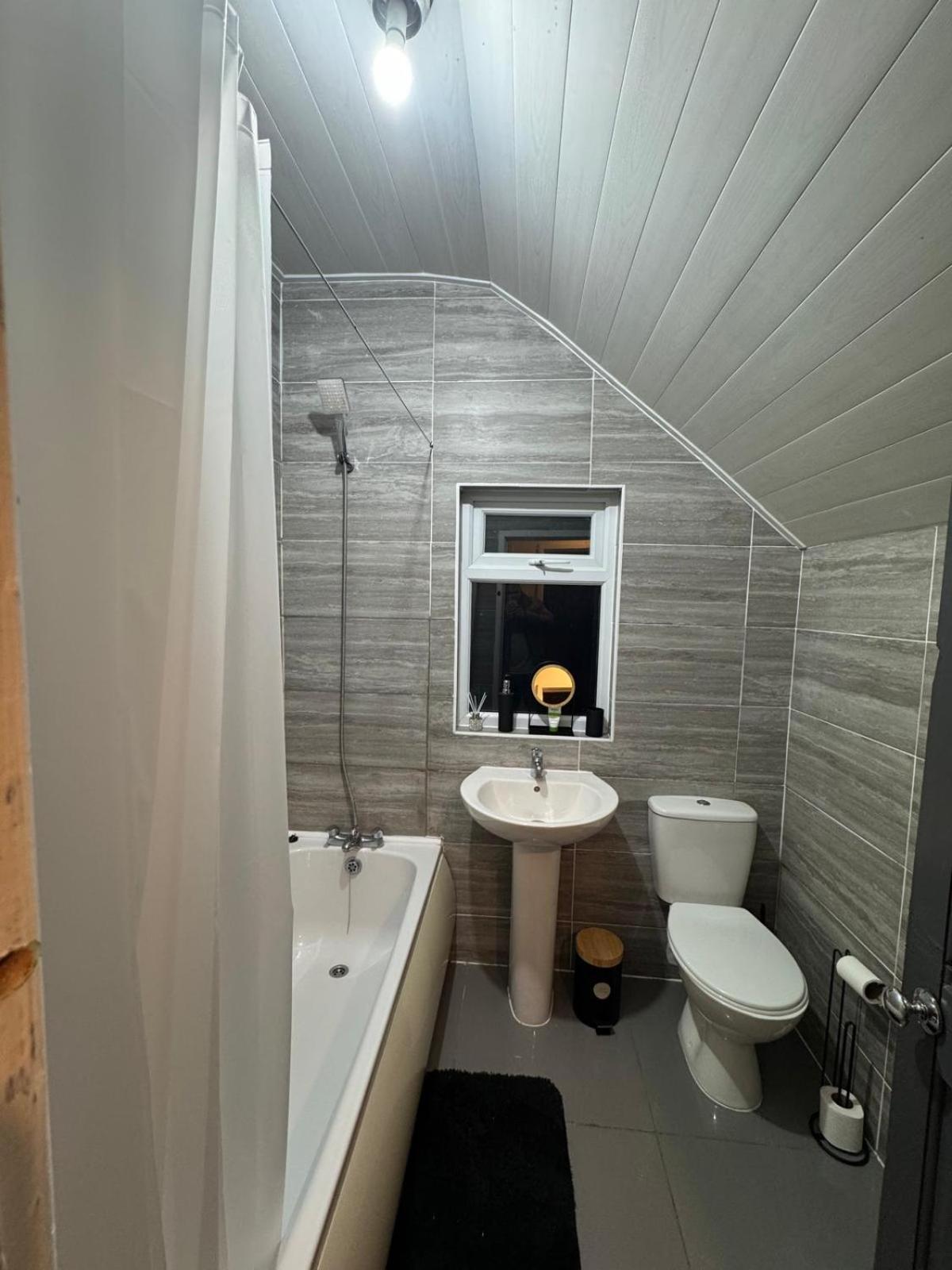 Sleeps 8 L 3 Bedroom L Last-minute Specials L New L Elegant House Near Center Sleeps 6 With Free Parking L By Zen Nights Short Lets & Serviced