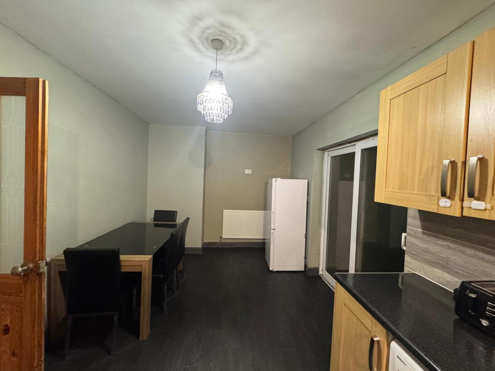 Apartment Sleeps 8 L 3 Bedroom L Last-minute Specials L New L Elegant House Near Center Sleeps 6 With Free Parking L By Zen Nights Short Lets & Serviced *