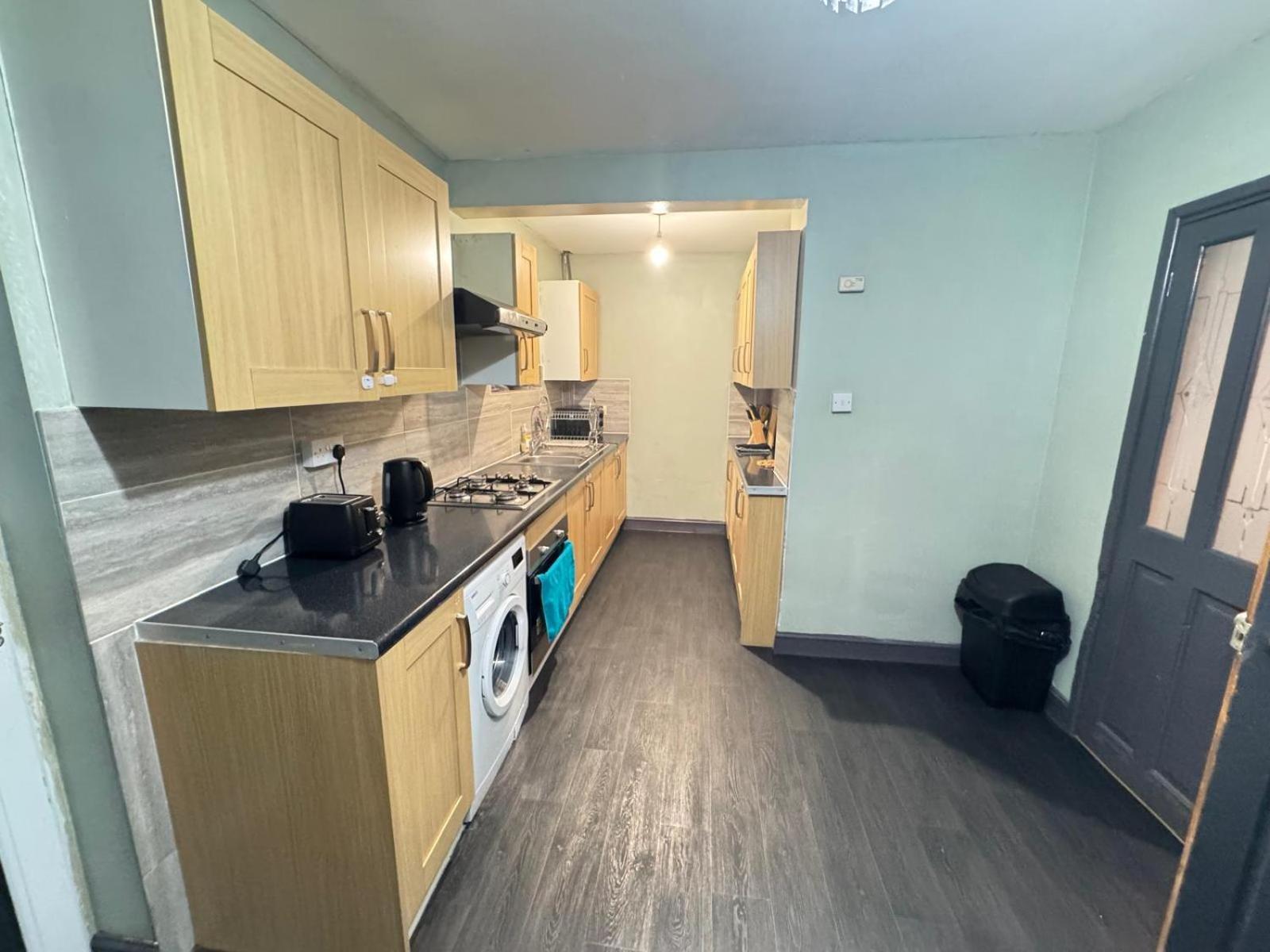 Sleeps 8 L 3 Bedroom L Last-minute Specials L New L Elegant House Near Center Sleeps 6 With Free Parking L By Zen Nights Short Lets & Serviced *