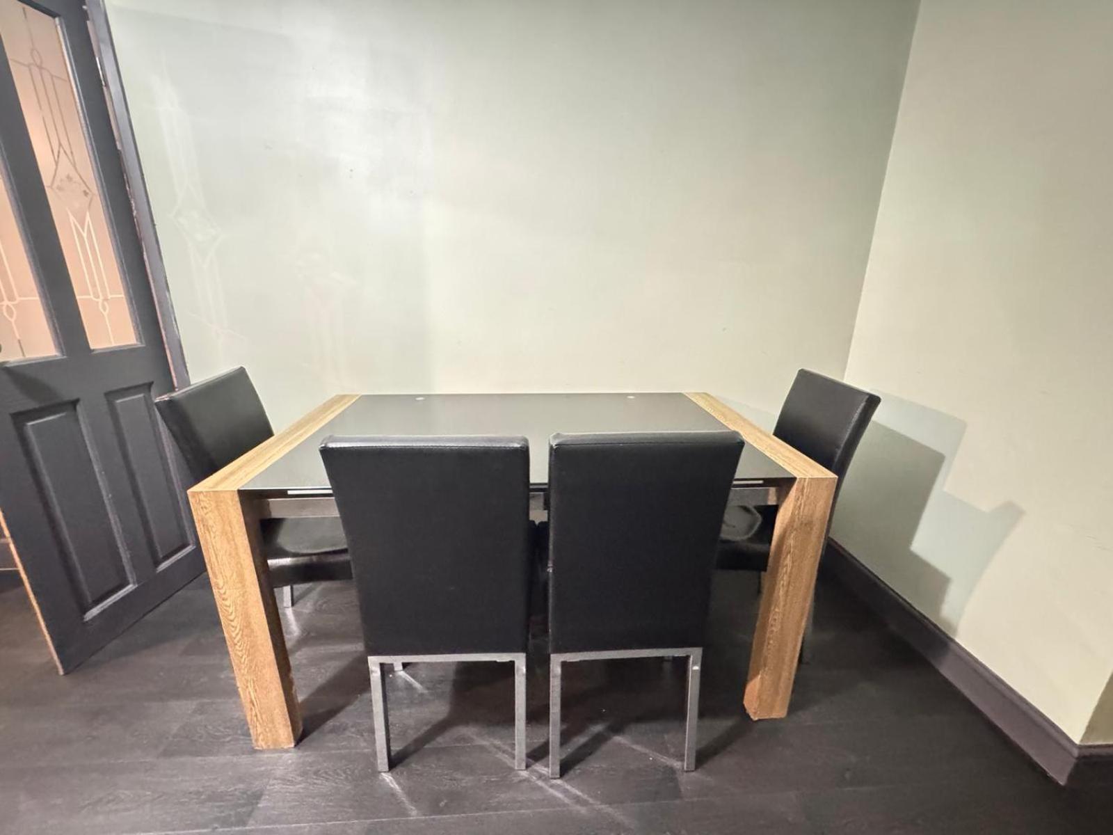 Apartment Sleeps 8 L 3 Bedroom L Last-minute Specials L New L Elegant House Near Center Sleeps 6 With Free Parking L By Zen Nights Short Lets & Serviced